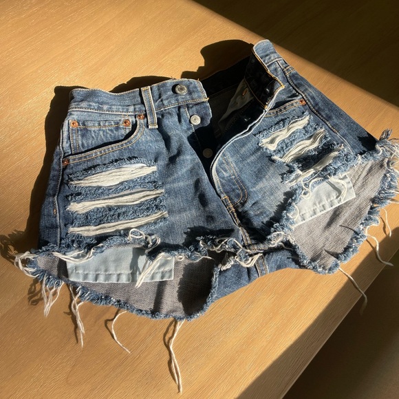 Levi's Women’s 501 Blue Jean Shorts - Picture 2 of 3